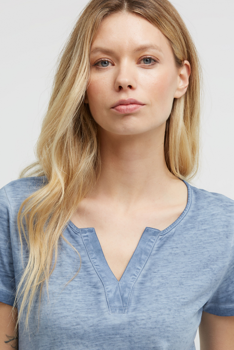 T-Shirt mit V-Cut und Rückenprint