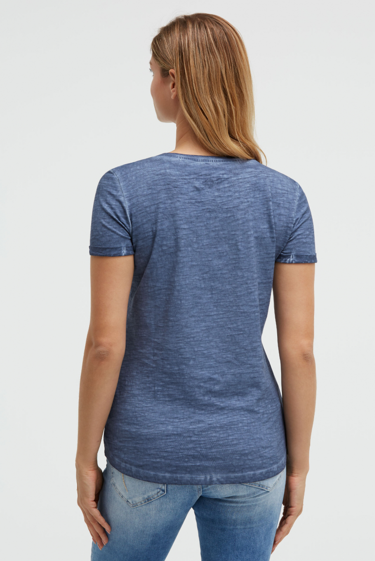 T-Shirt Oil Dyed mit Wording aus Schmucksteinen
