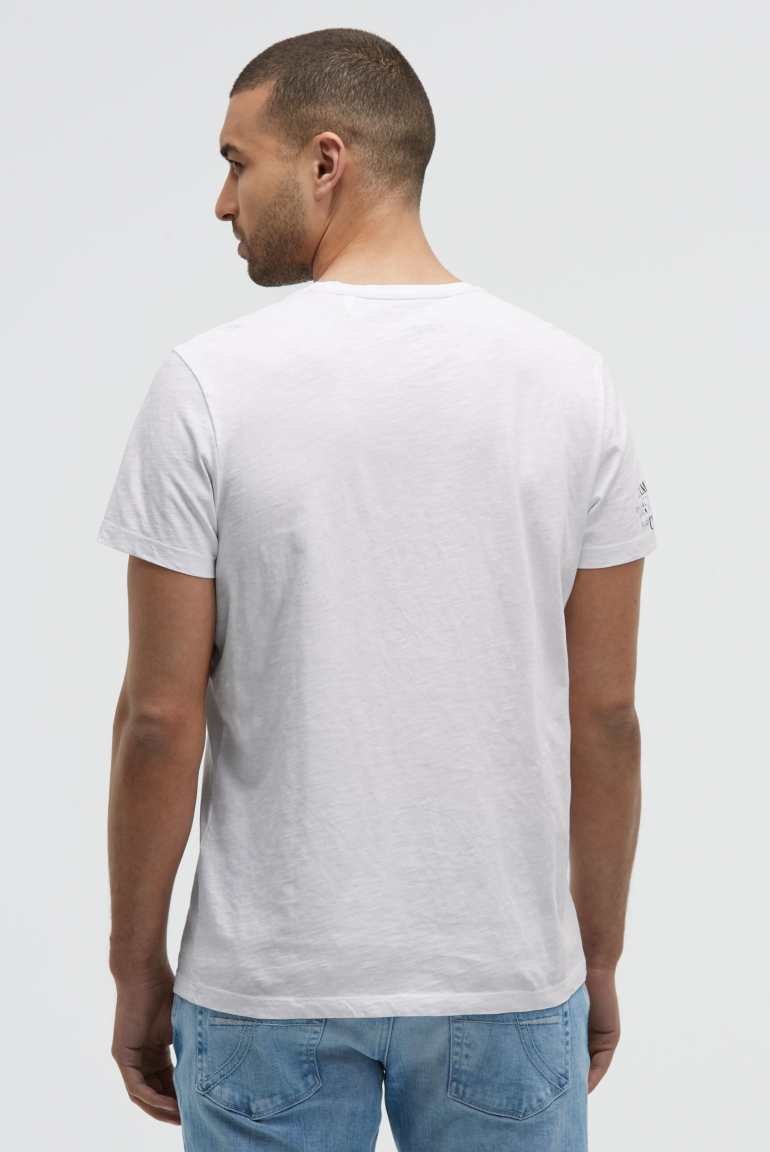 T-Shirt V-Neck mit Used Prints und Patches