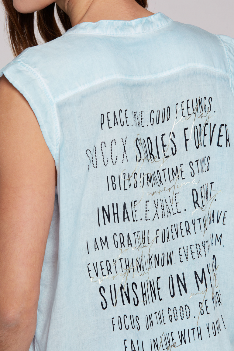 Ärmellose Bluse mit gesmoktem Saum und Rückenprint