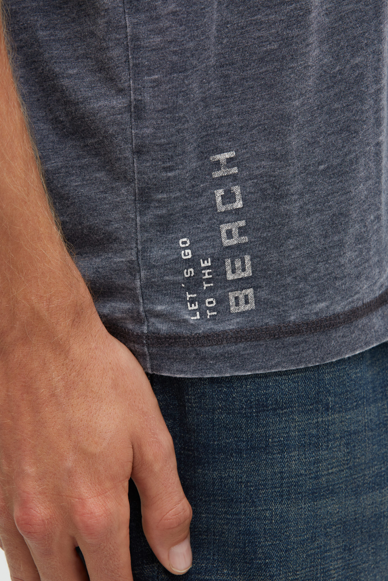 Ausbrenner-Shirt mit Used Look und Label Prints