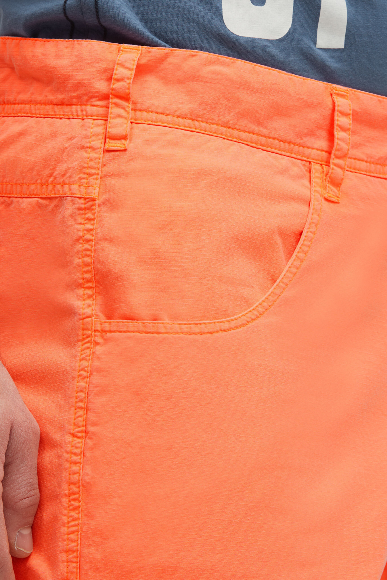 Cargo Shorts mit kleinen Label Prints