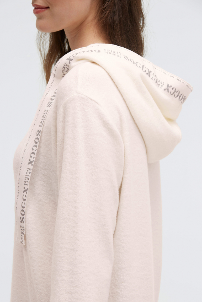 Flauschstrickpullover mit Logo-Tape an der Kapuze