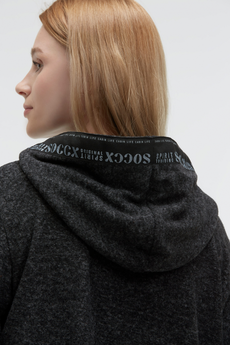 Flauschstrickpullover mit Logo-Tape an der Kapuze