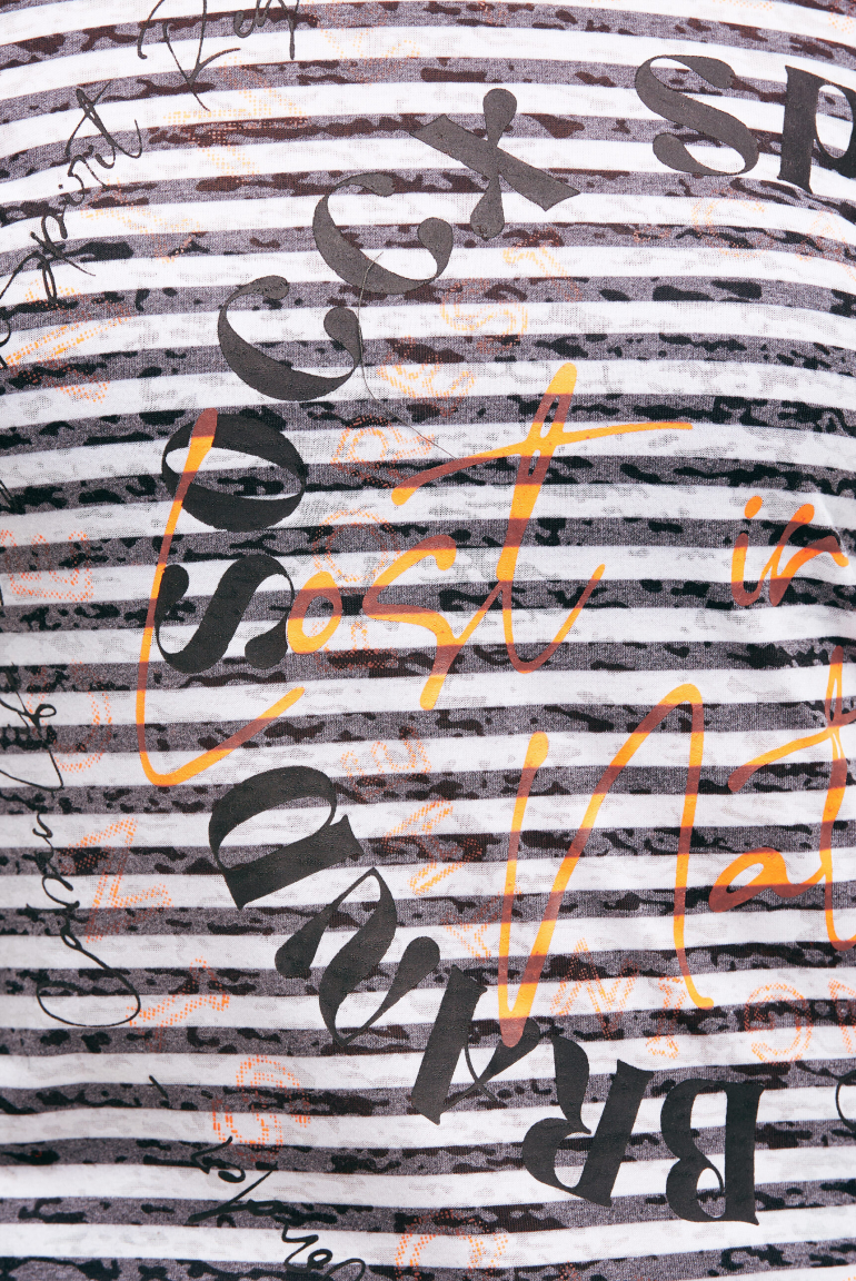 Gestreiftes Ausbrennershirt mit Kapuze und Artwork