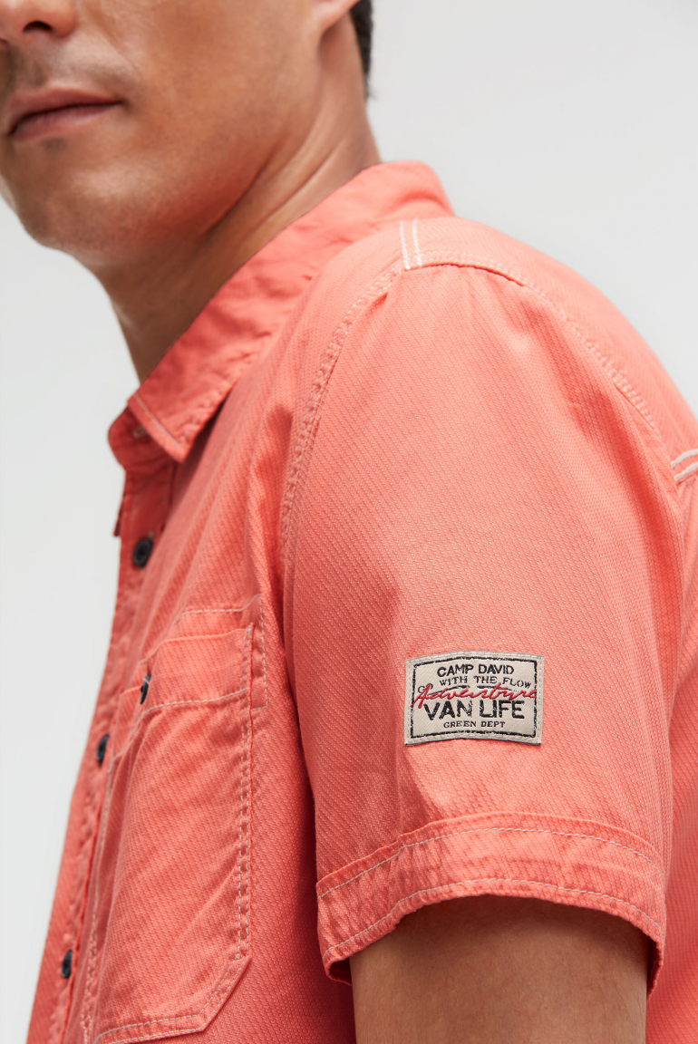 Kurzarmhemd mit diagonaler Dobby-Struktur