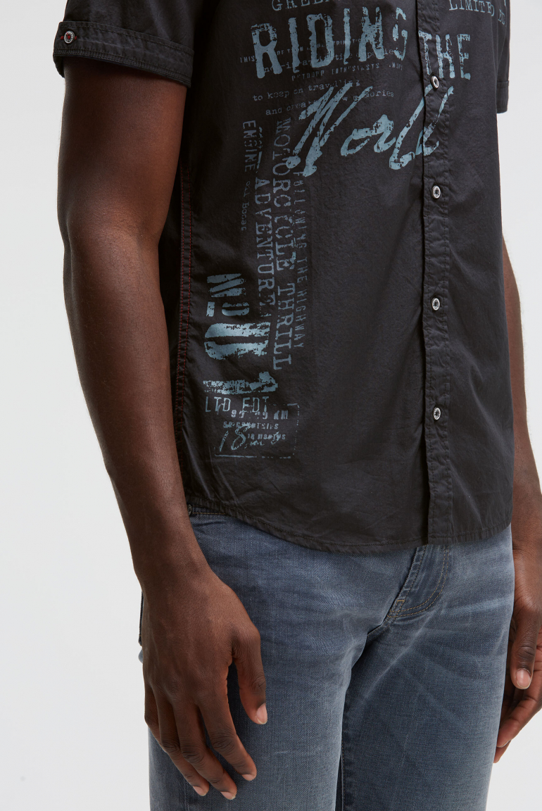 Kurzarmhemd mit Label Prints und Stickereien