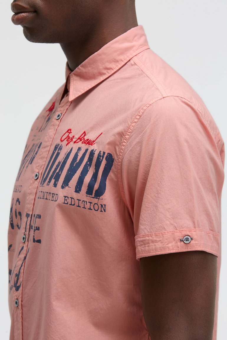 Kurzarmhemd mit Label Prints und Stickereien