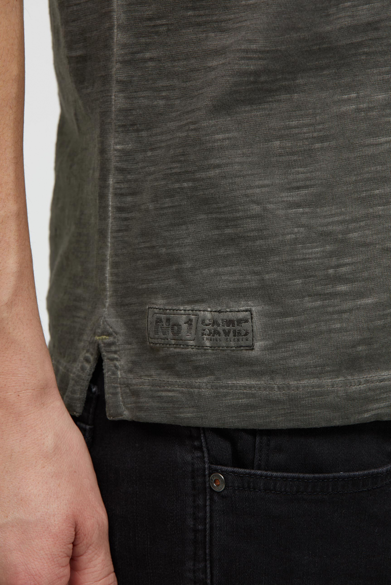 Kurzarmpolo mit V-Neck und Back-Print