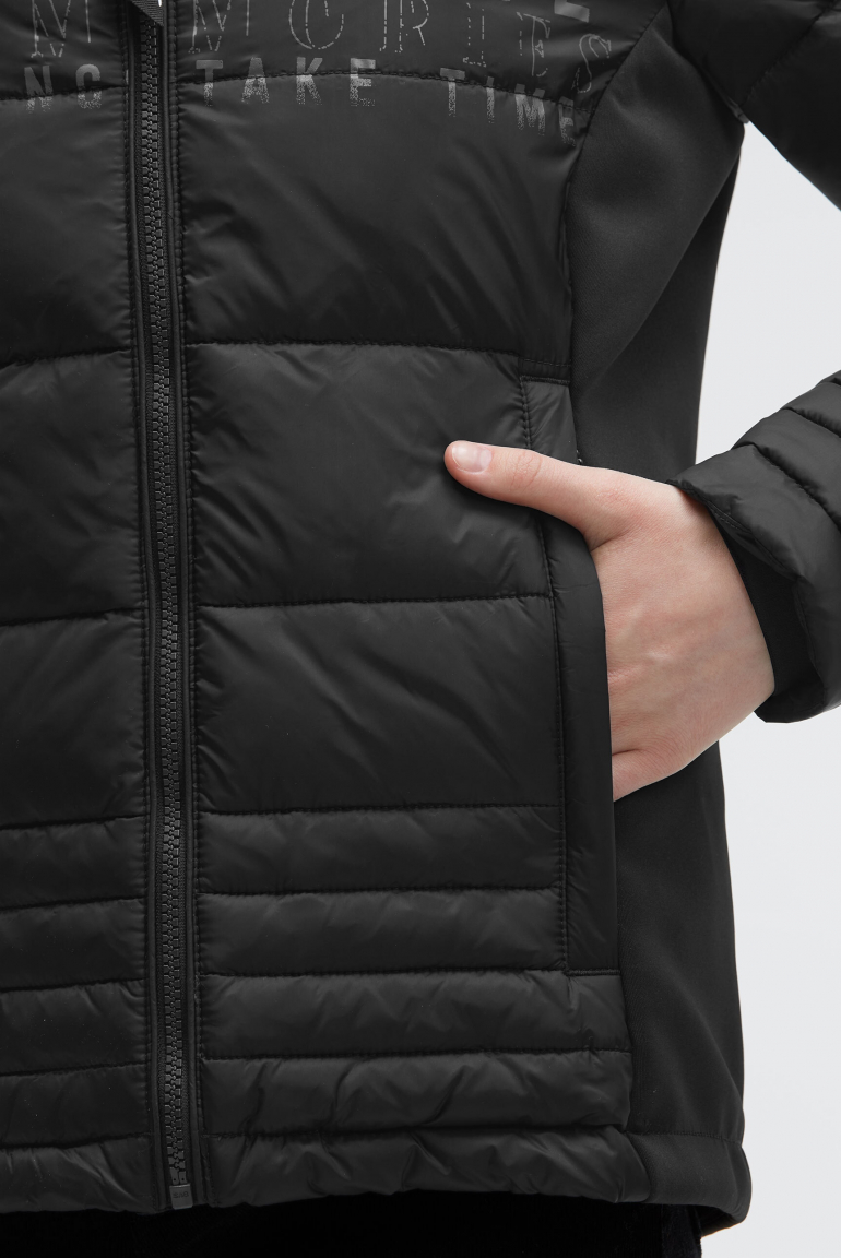 Kurze Steppjacke im Materialmix mit Kapuze