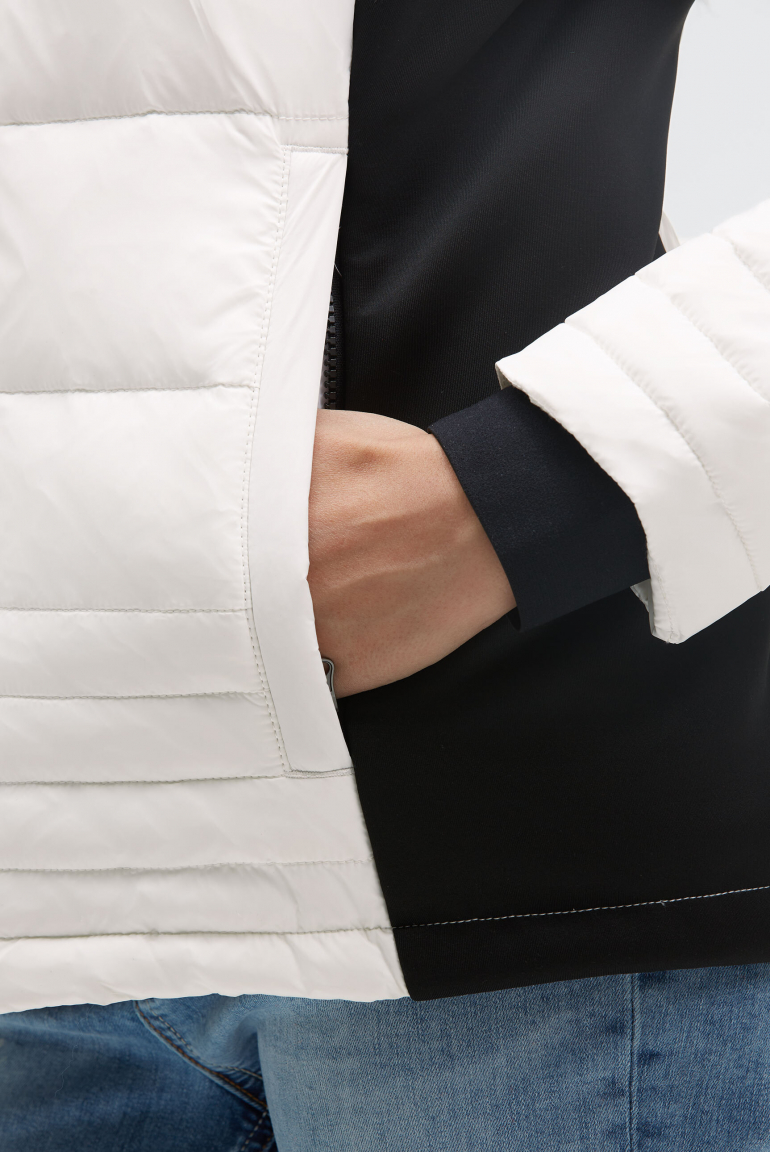 Kurze Steppjacke im Materialmix mit Kapuze