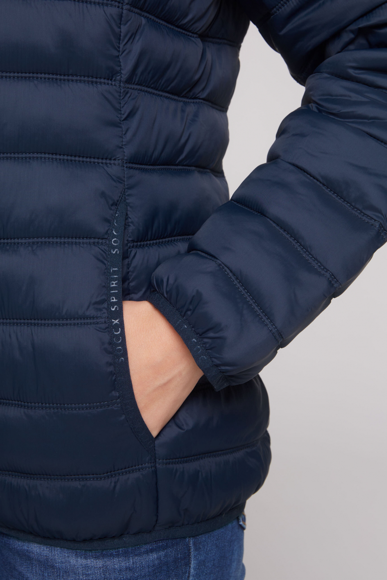 Leichte Steppjacke mit Kapuze