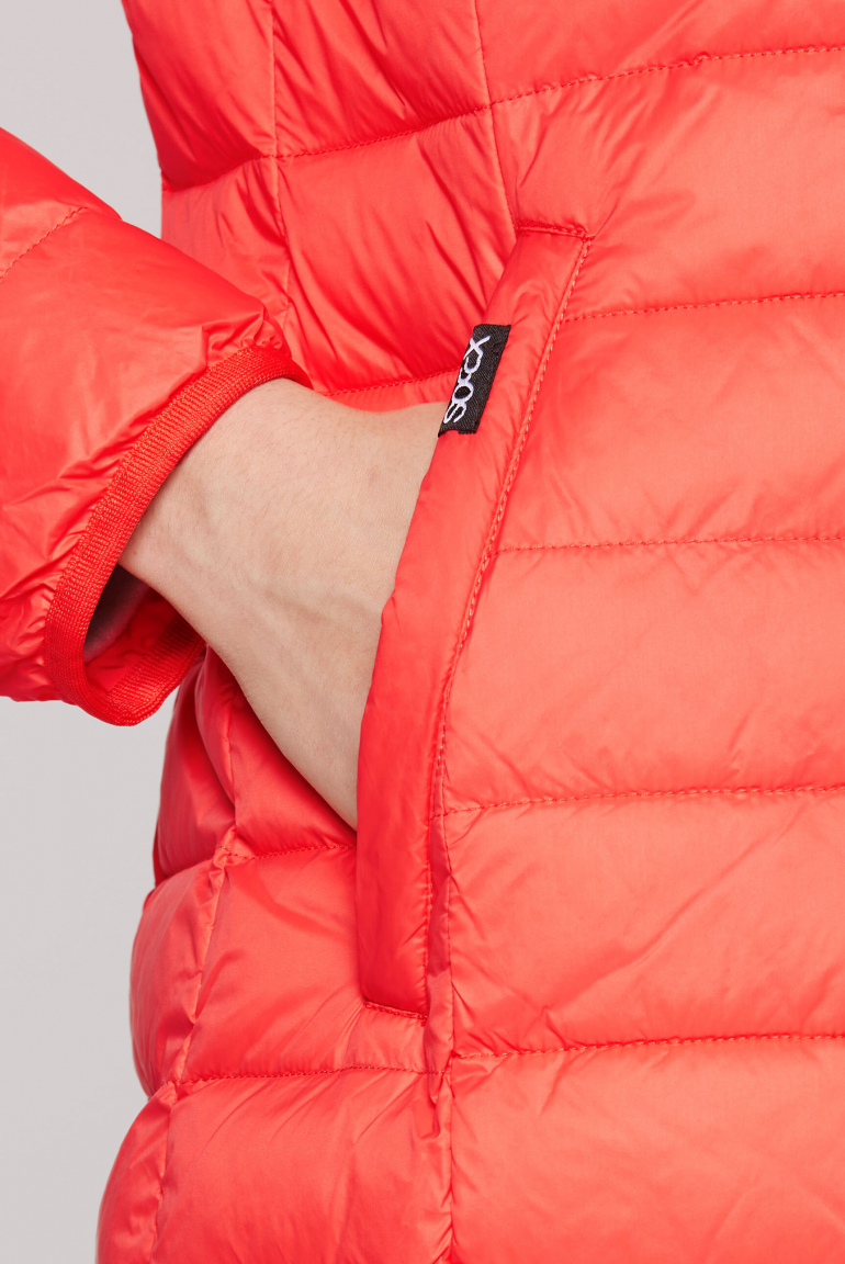 Leichter Steppmantel mit Kapuze