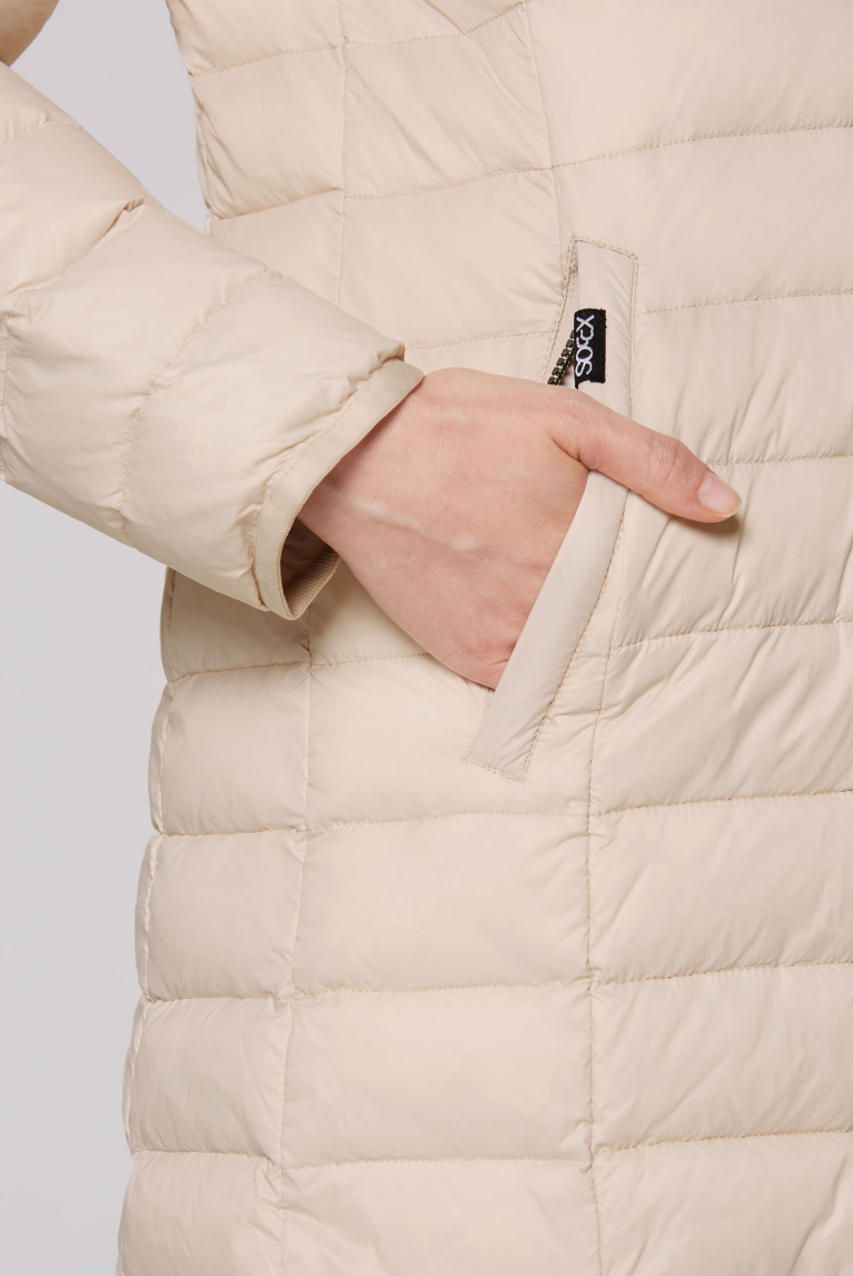 Leichter Steppmantel mit Kapuze