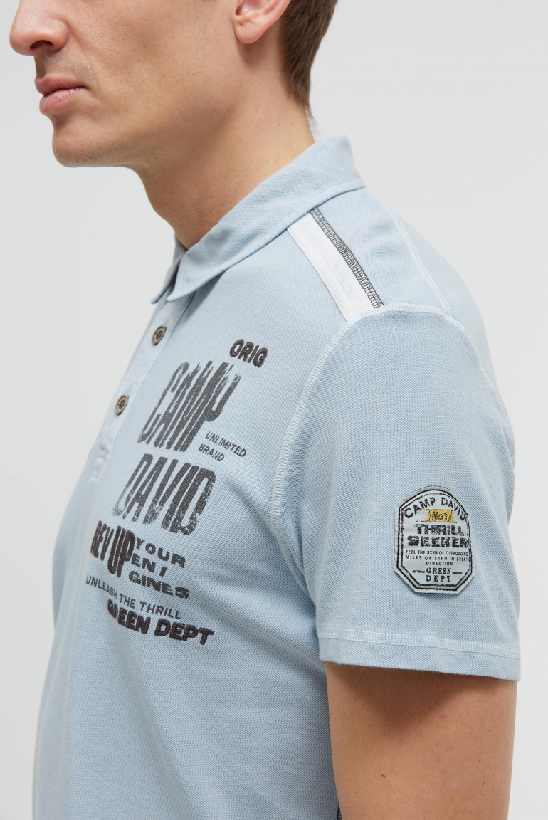 Pikee-Polo mit Tapes, Prints und Stickereien