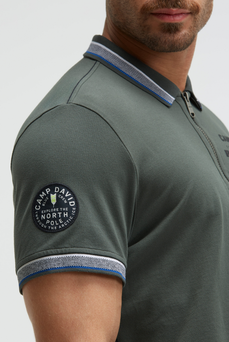 Pikee-Polo mit Zipper und Rücken-Artwork