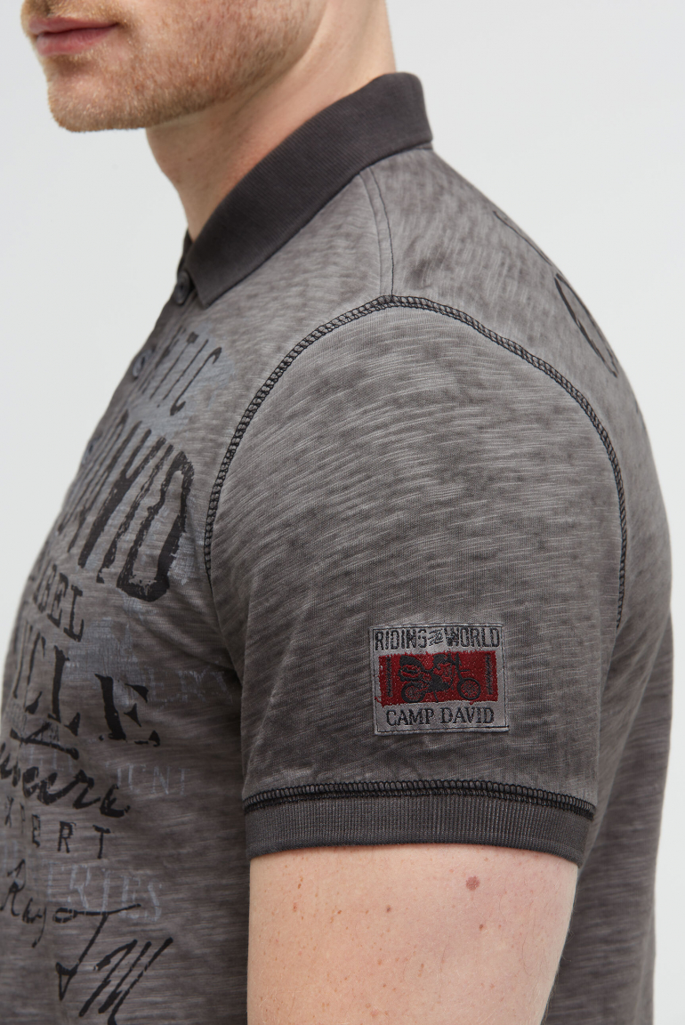 Poloshirt Oil Dyed mit Used Prints