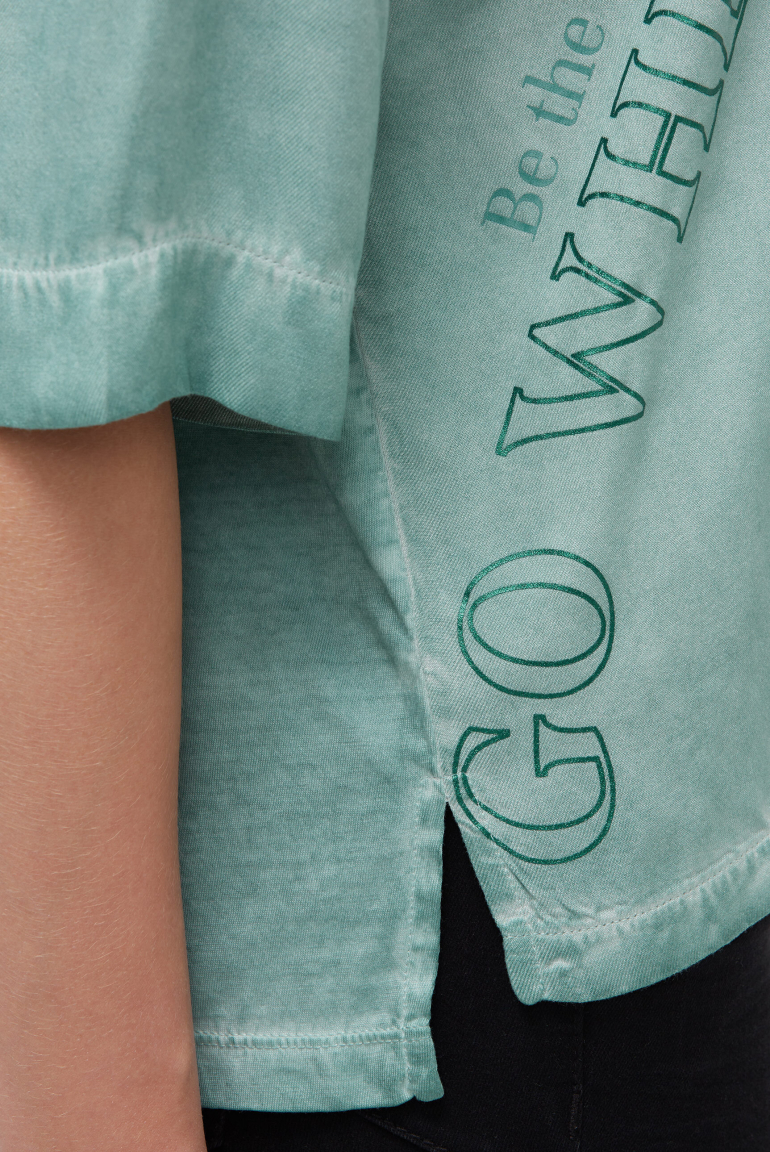 Shirt im Materialmix mit Folienprint