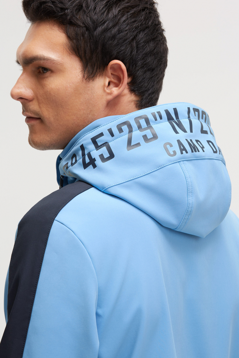 Softshelljacke mit abtrennbarer Logo-Kapuze