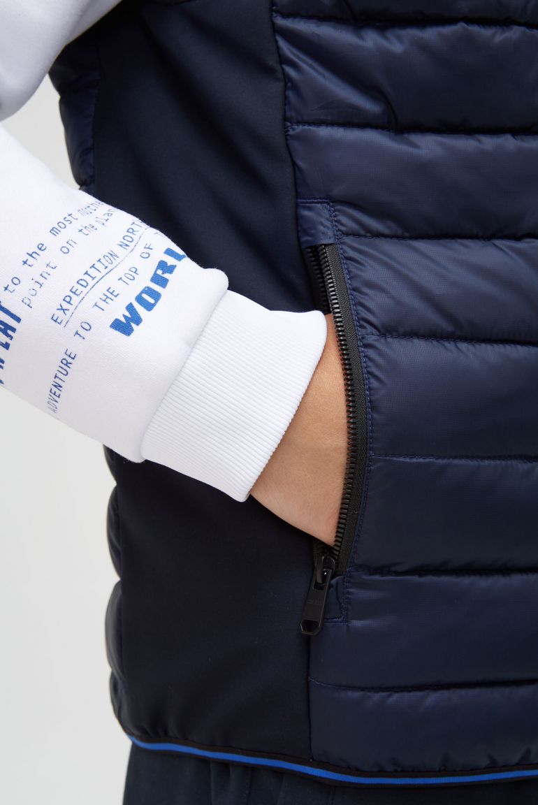 Steppweste im Materialmix mit Prints