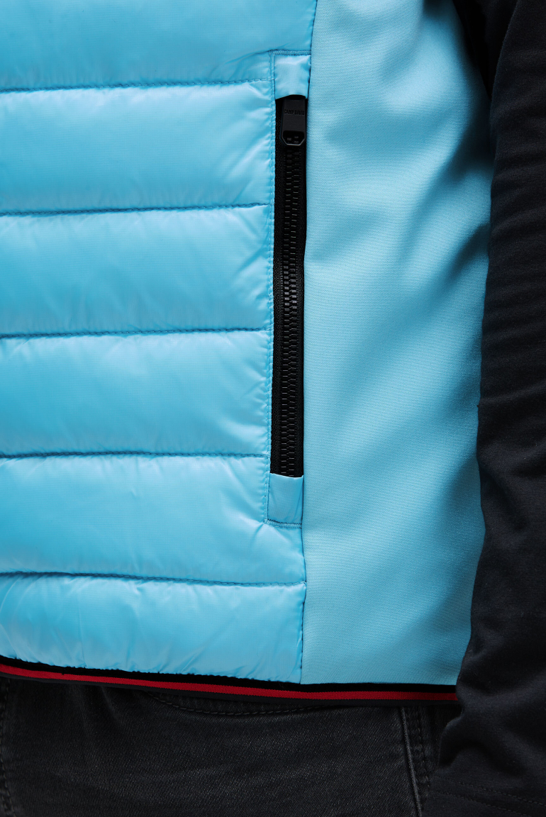 Steppweste im Materialmix mit Prints