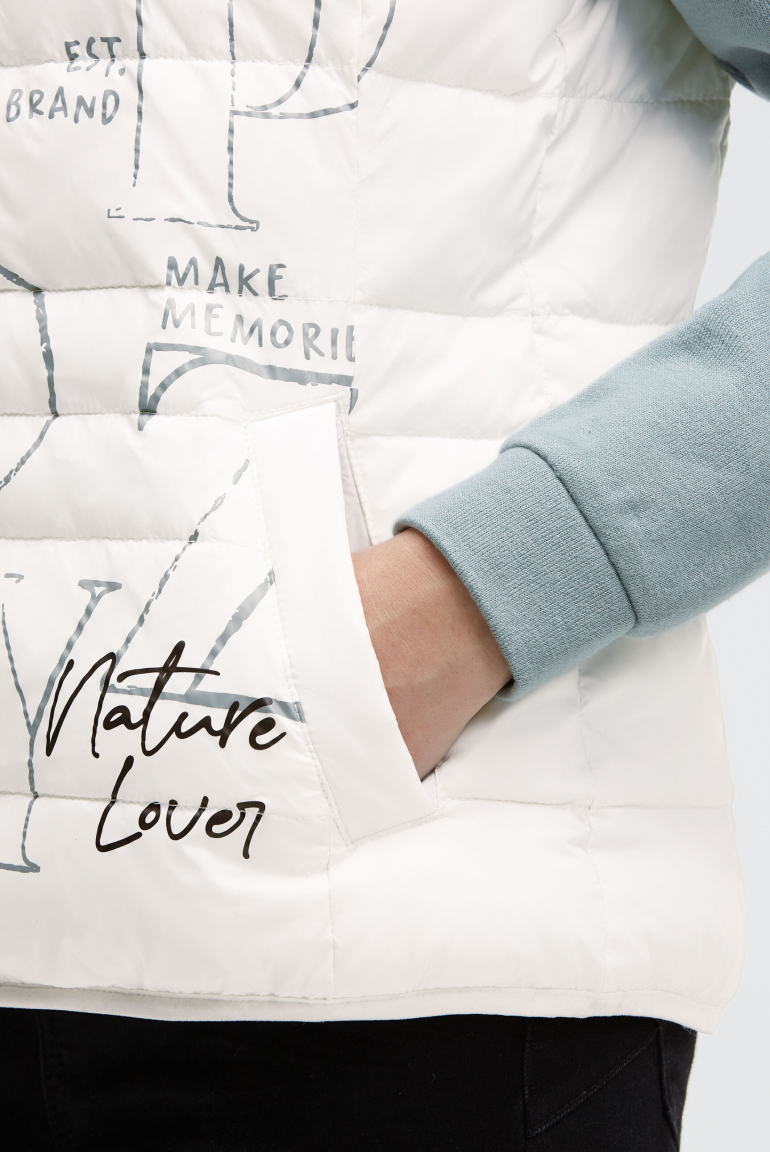 Steppweste mit Label Prints und Kapuze im Kragen