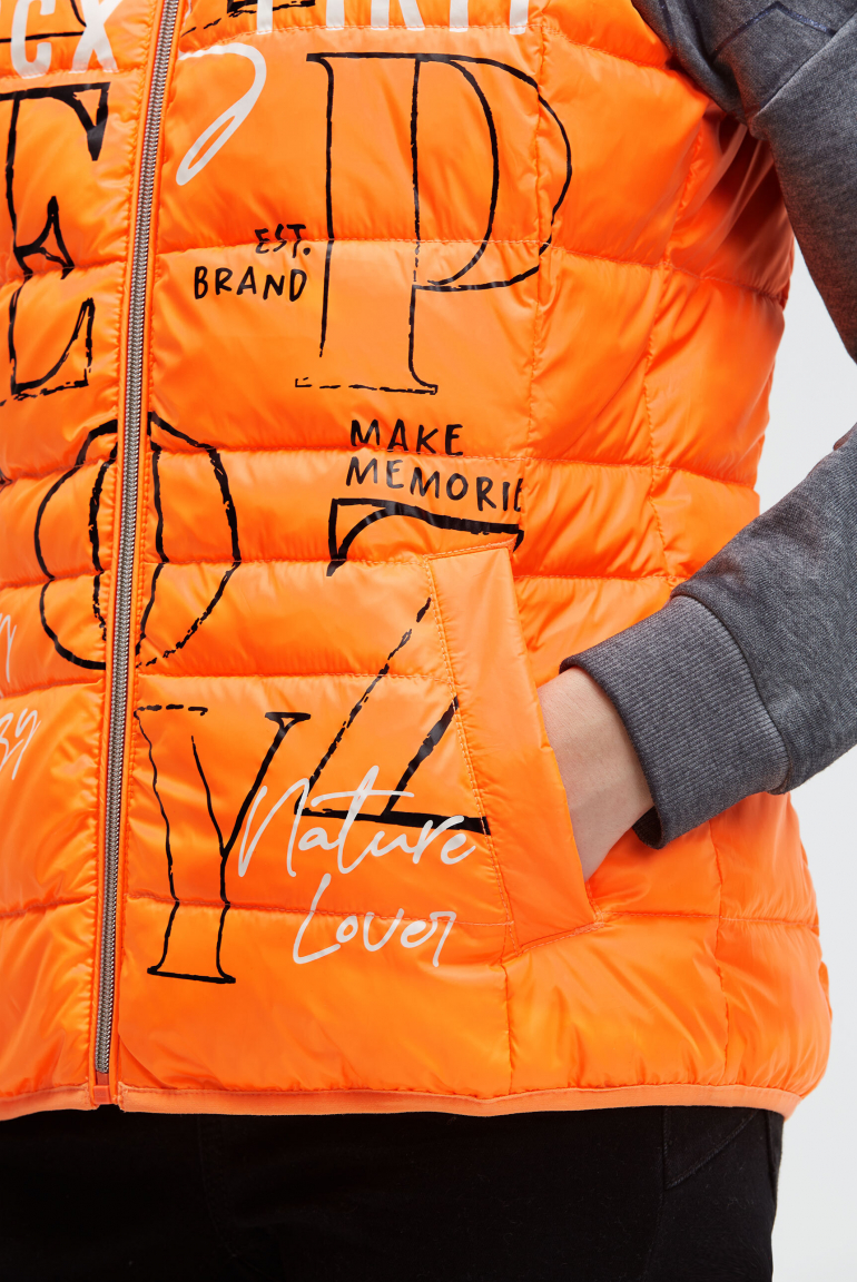 Steppweste mit Label Prints und Kapuze im Kragen