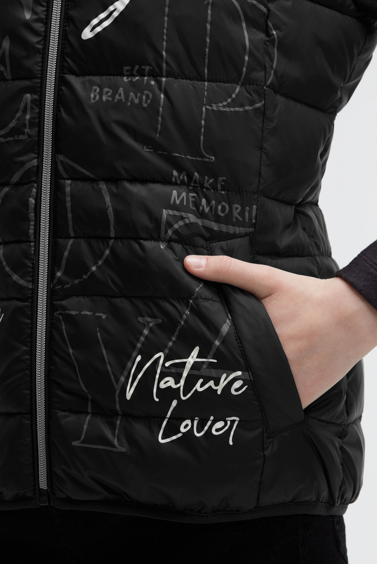 Steppweste mit Label Prints und Kapuze im Kragen