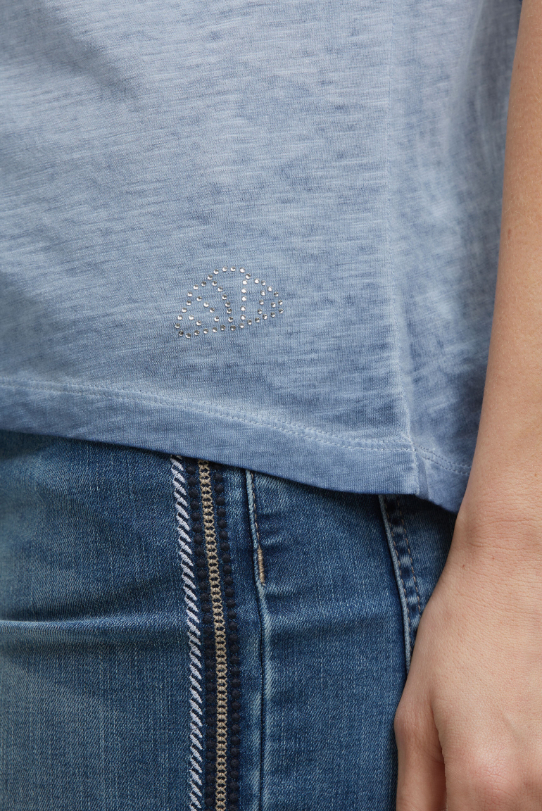 T-Shirt mit V-Cut und Rückenprint