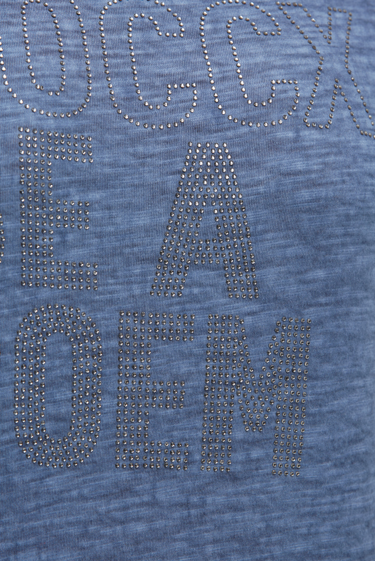 T-Shirt Oil Dyed mit Wording aus Schmucksteinen