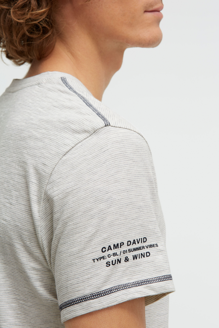 T-Shirt V-Neck mit Slub Stripes und Prints