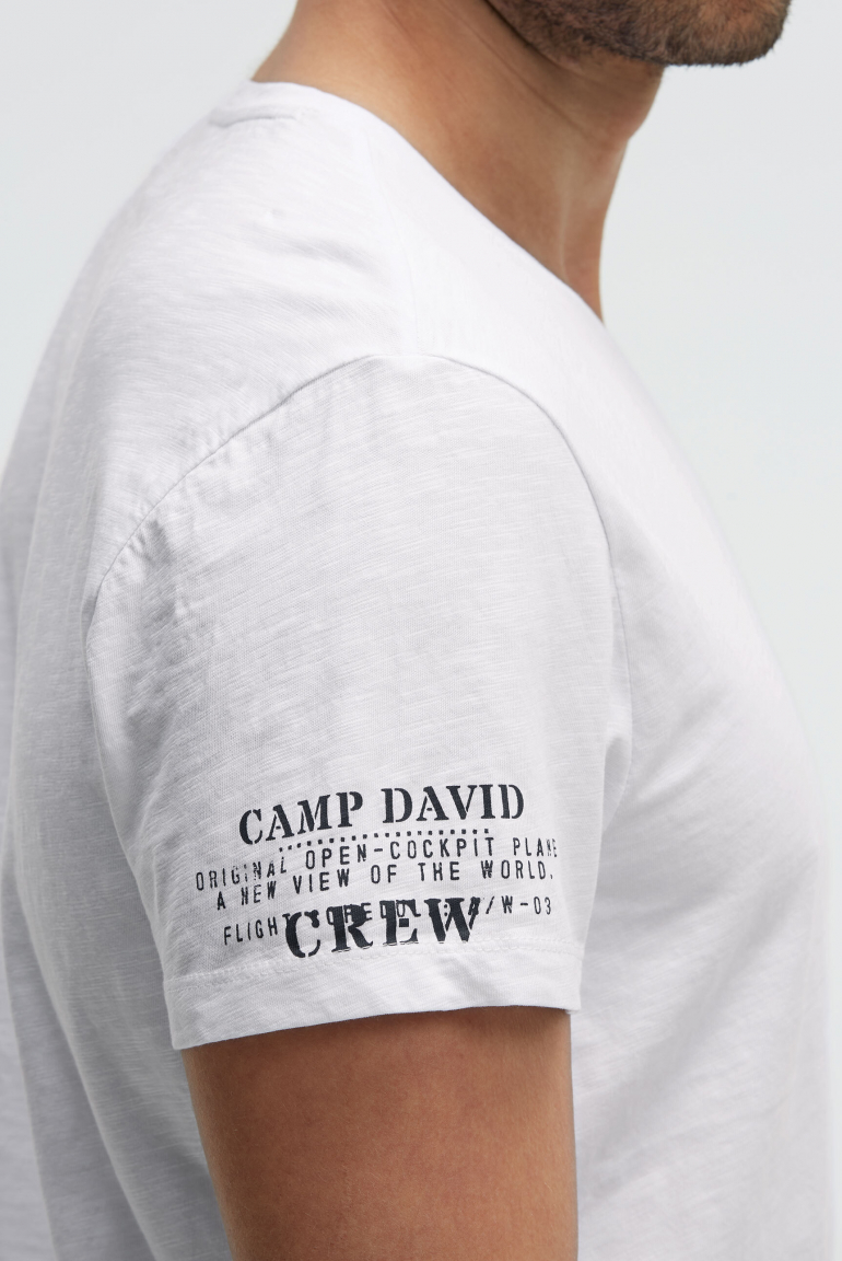 T-Shirt V-Neck mit Used Prints und Patches