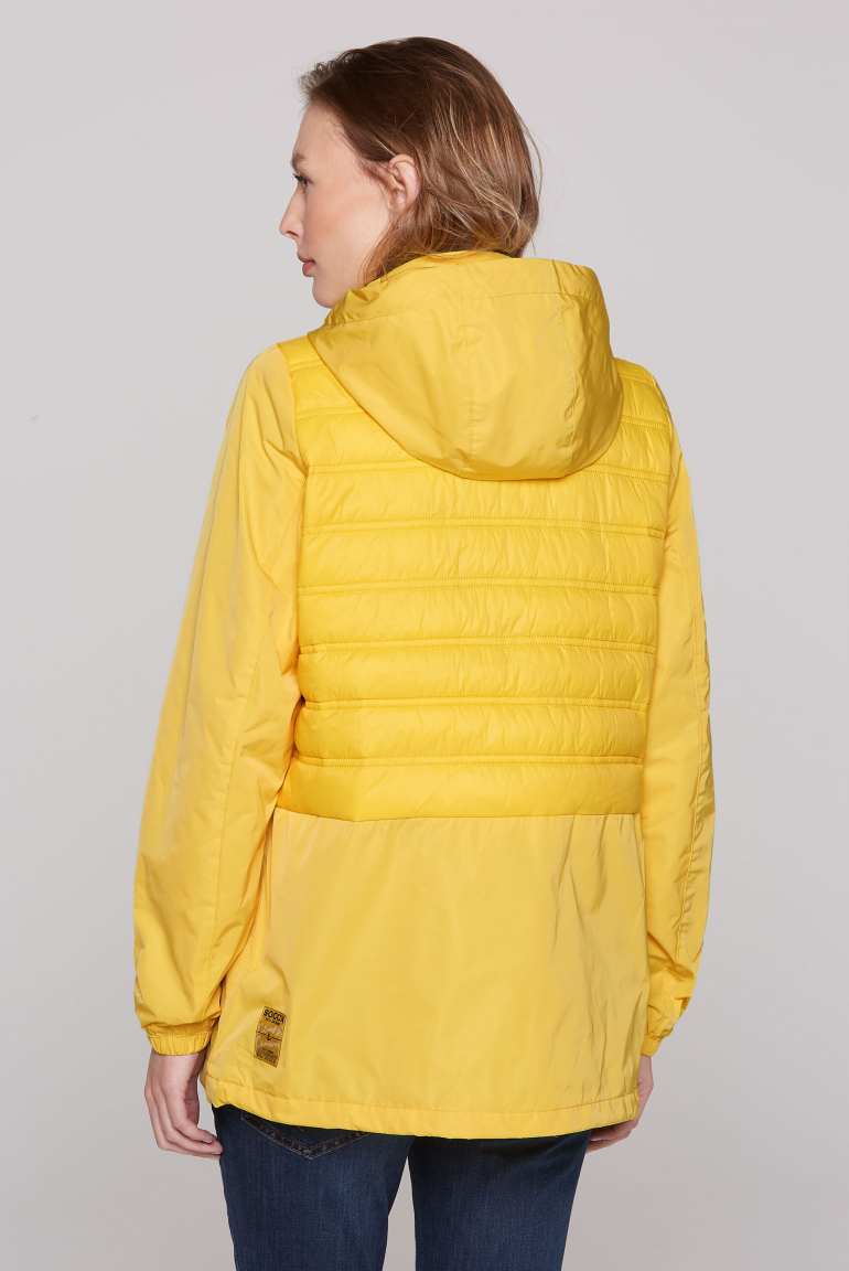 Windjacke mit Kapuze im Materialmix