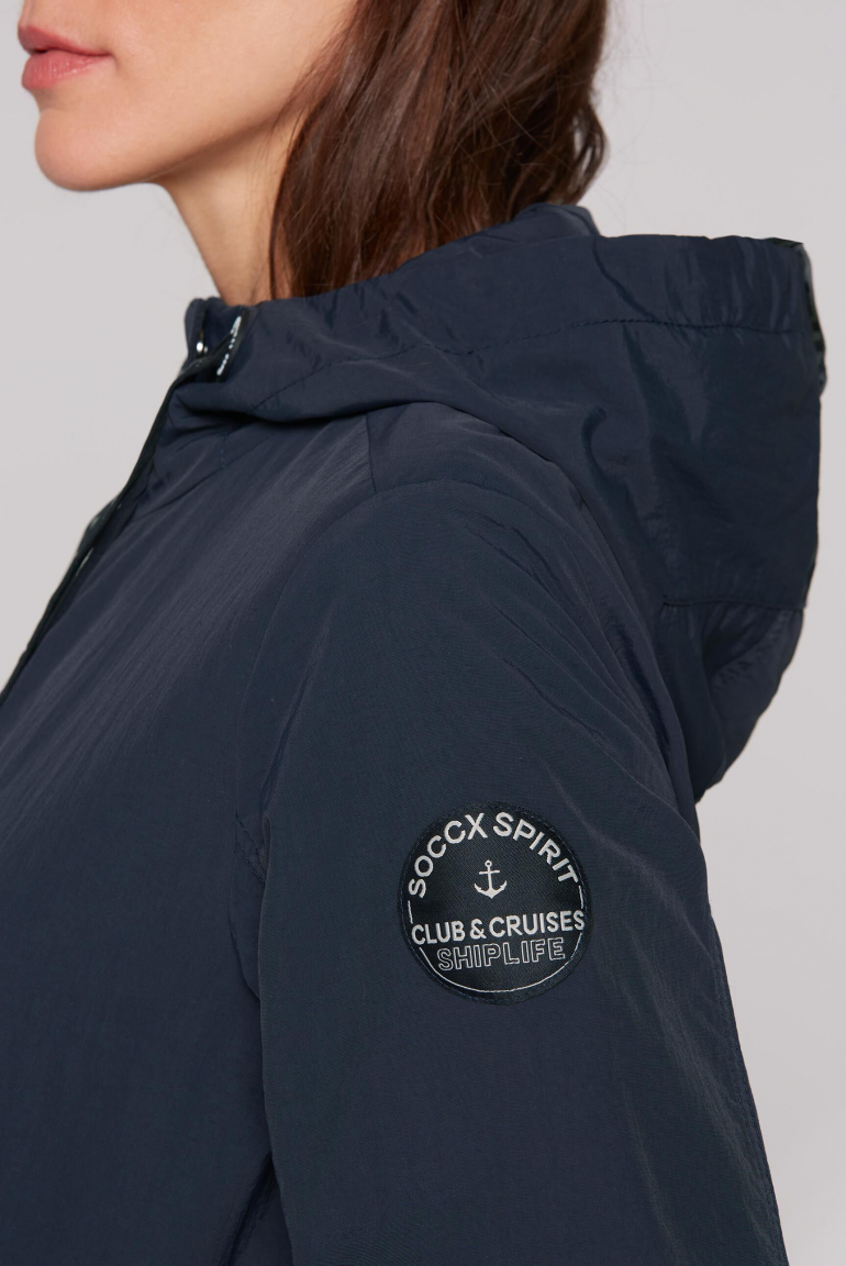 Windparka mit Kapuze und Logo-Details