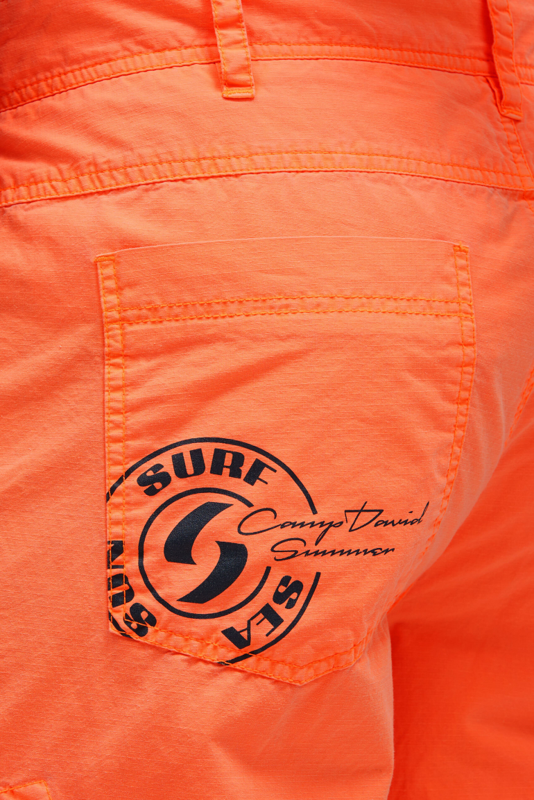 Cargo Shorts mit kleinen Label Prints