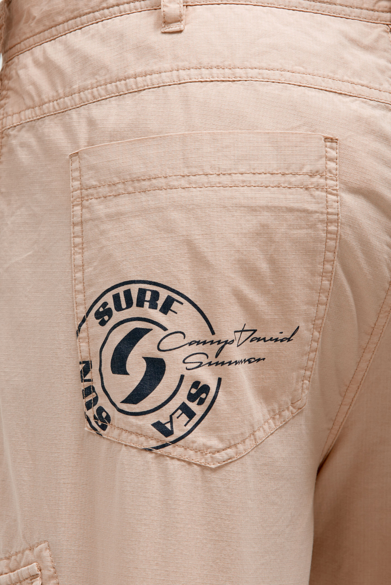 Cargo Shorts mit kleinen Label Prints
