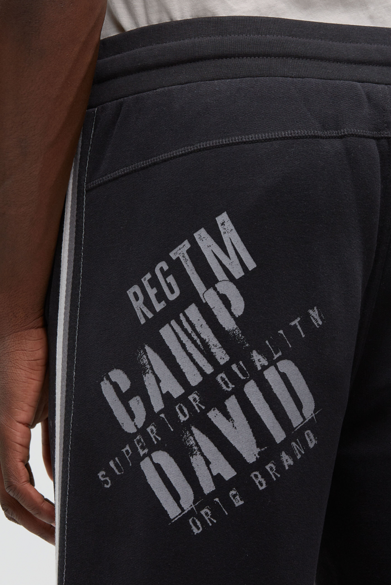 Jogginghose mit Seitentapes und Logo Prints