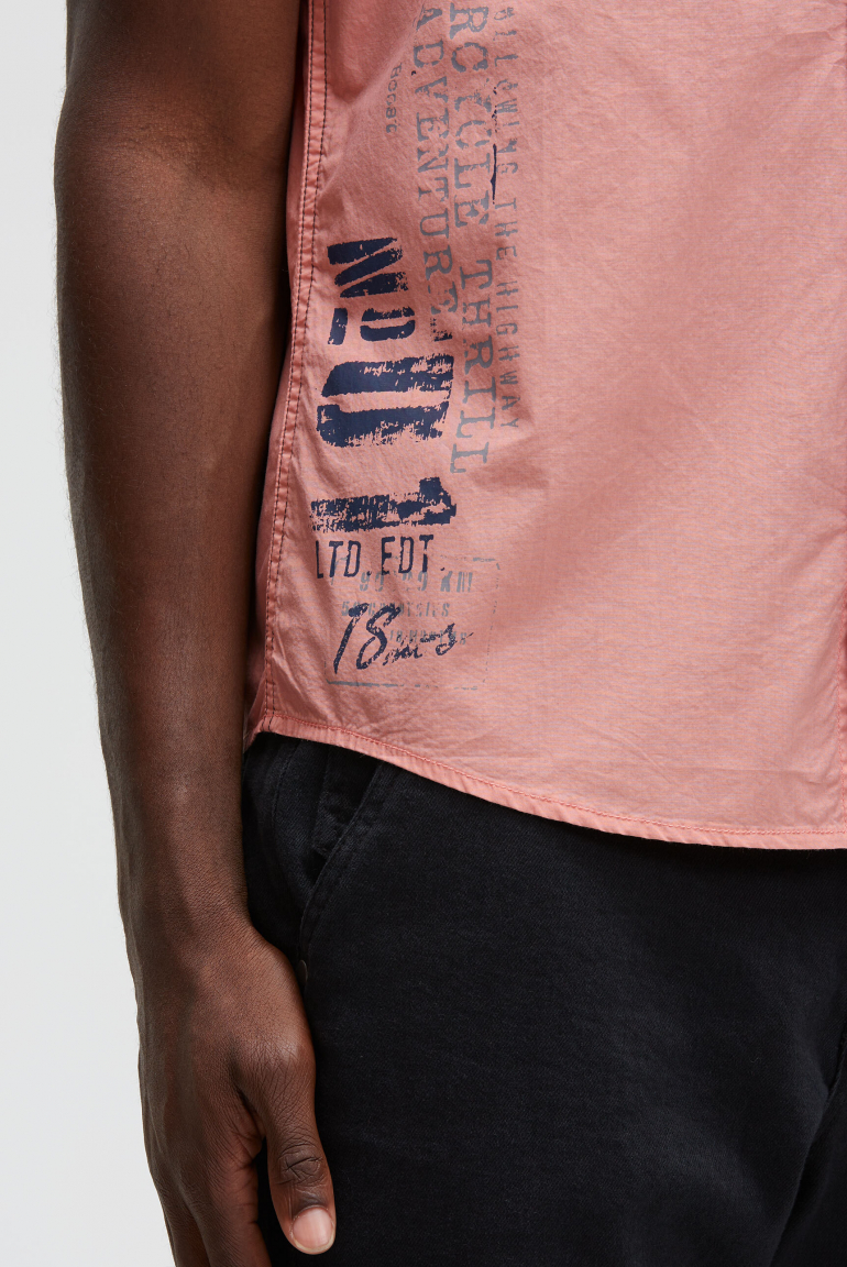 Kurzarmhemd mit Label Prints und Stickereien