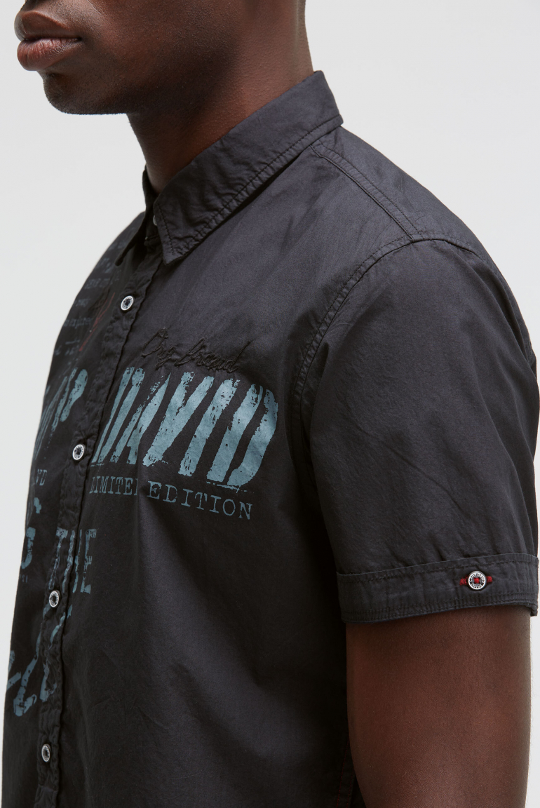 Kurzarmhemd mit Label Prints und Stickereien