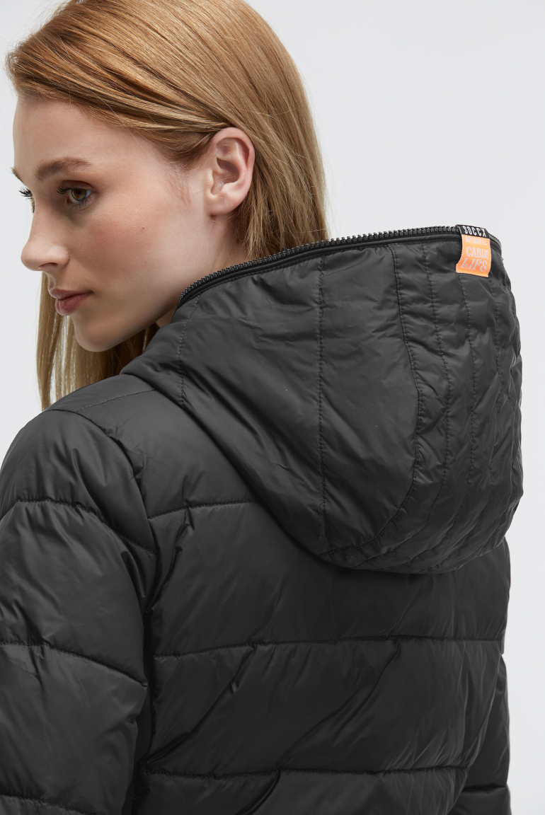 Kurze Steppjacke im Materialmix mit Kapuze
