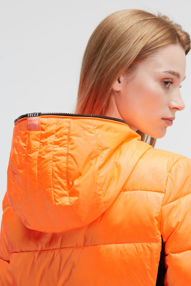 Kurze Steppjacke im Materialmix mit Kapuze