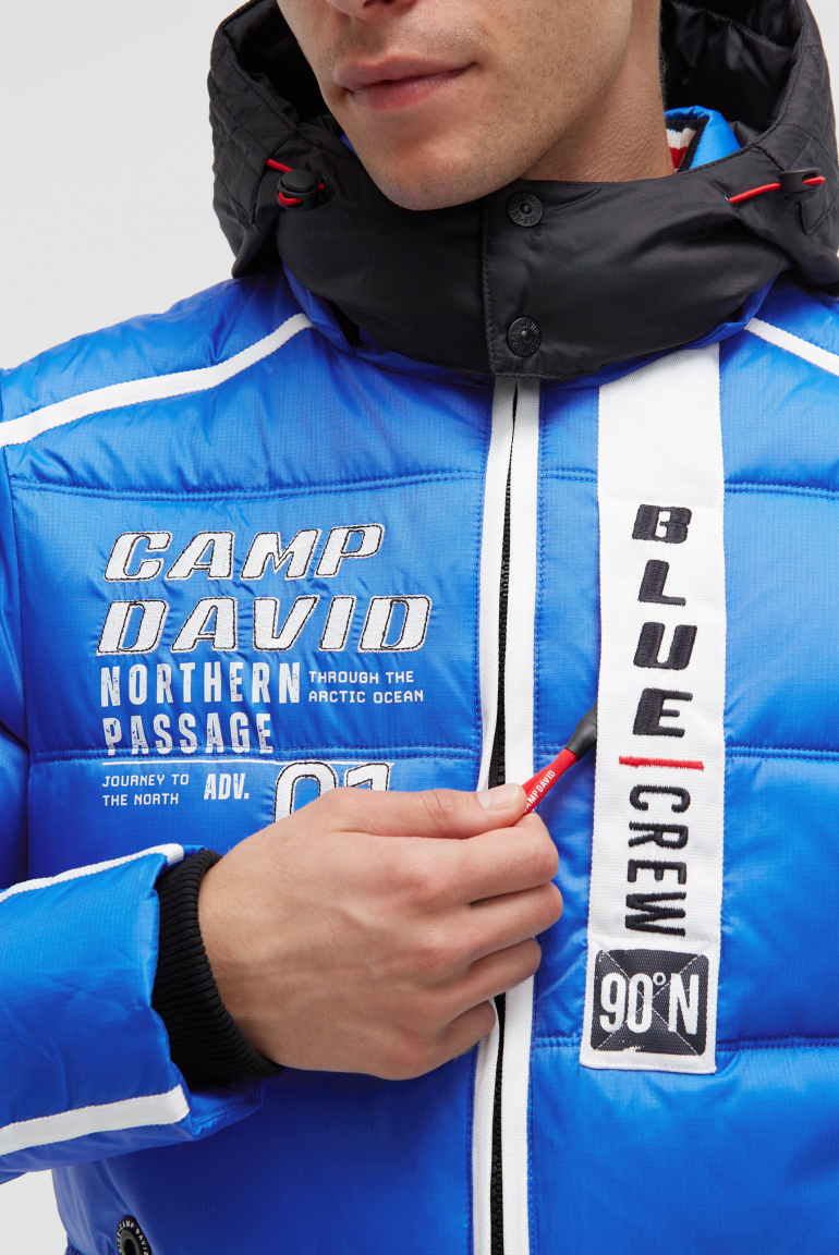 Lange Steppjacke mit Tapes, Patches und Kapuze