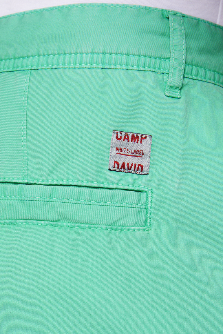 Leichte Chino Shorts mit Logostick