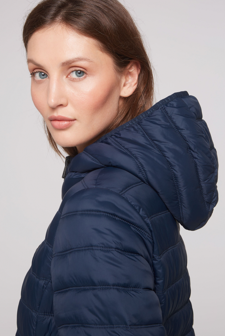 Leichte Steppjacke mit Kapuze