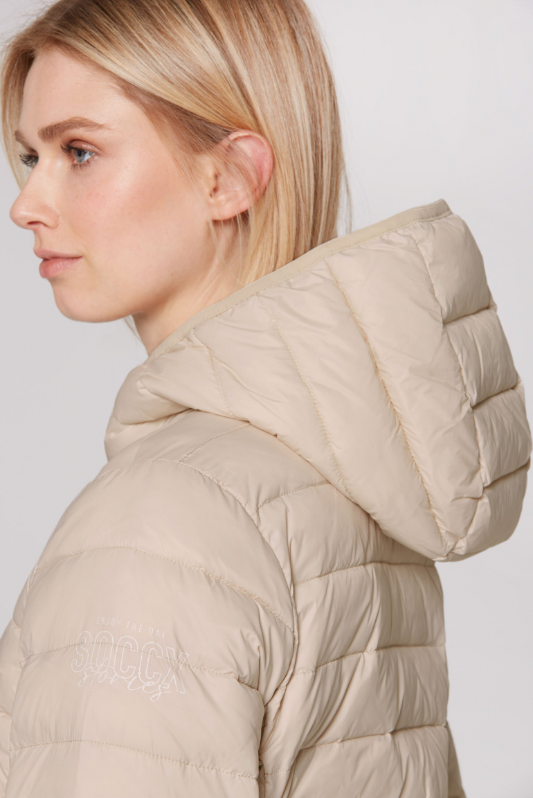 Leichter Steppmantel mit Kapuze