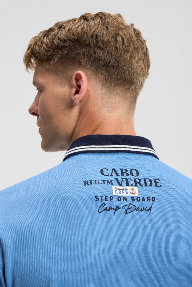 Pikee-Polo mit Label-Applikationen