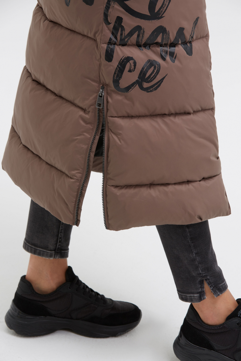 Steppmantel mit Kapuze und Logo Prints
