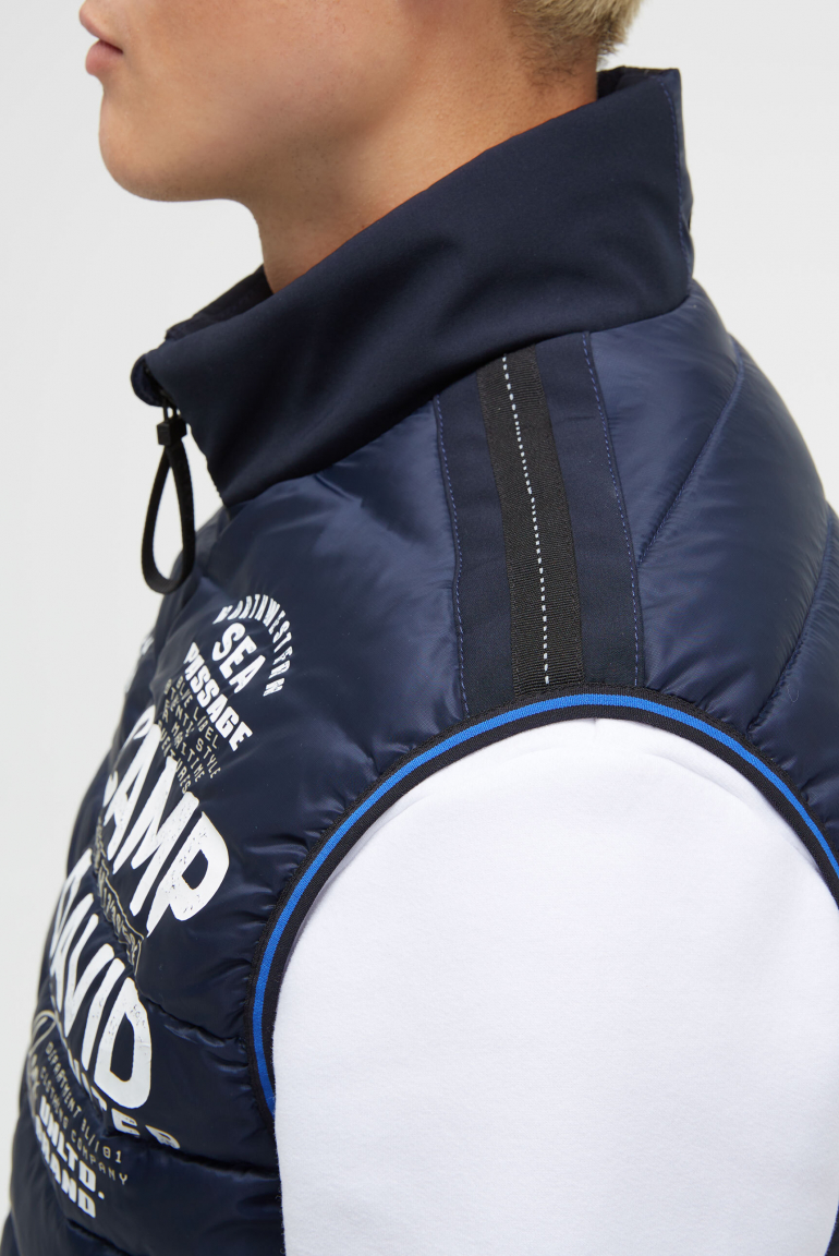 Steppweste im Materialmix mit Prints