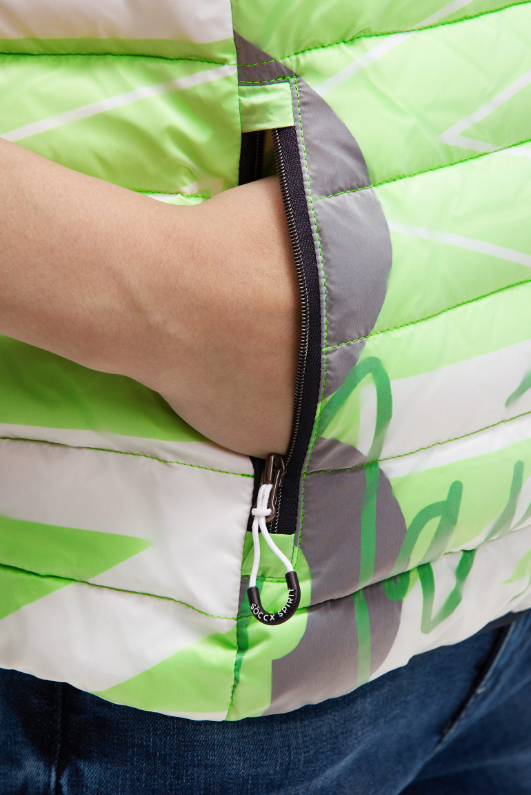 Steppweste mit Kapuze im Kragen und All Over Print