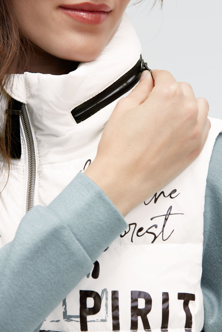 Steppweste mit Label Prints und Kapuze im Kragen